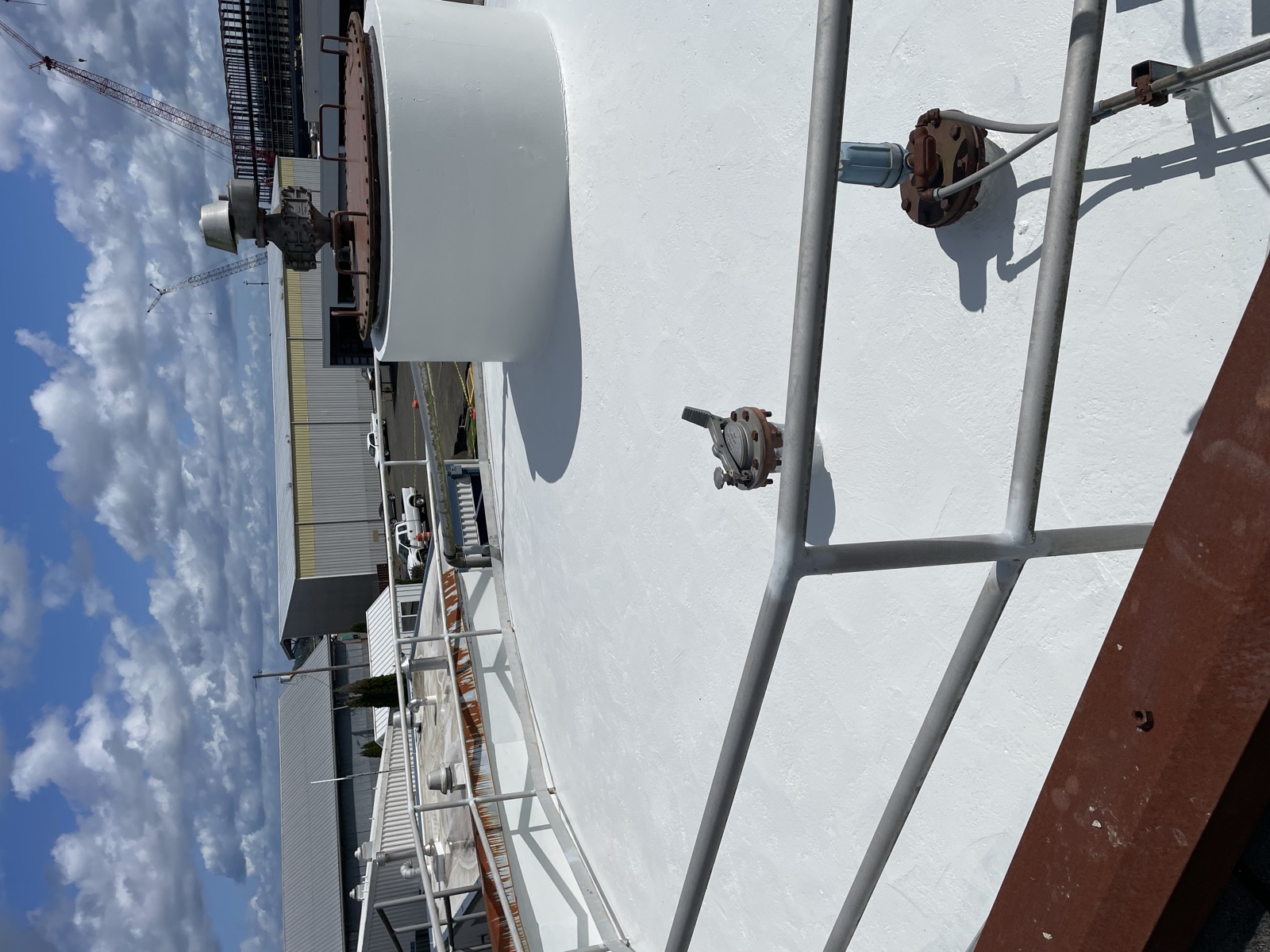 White-coated tank structure
